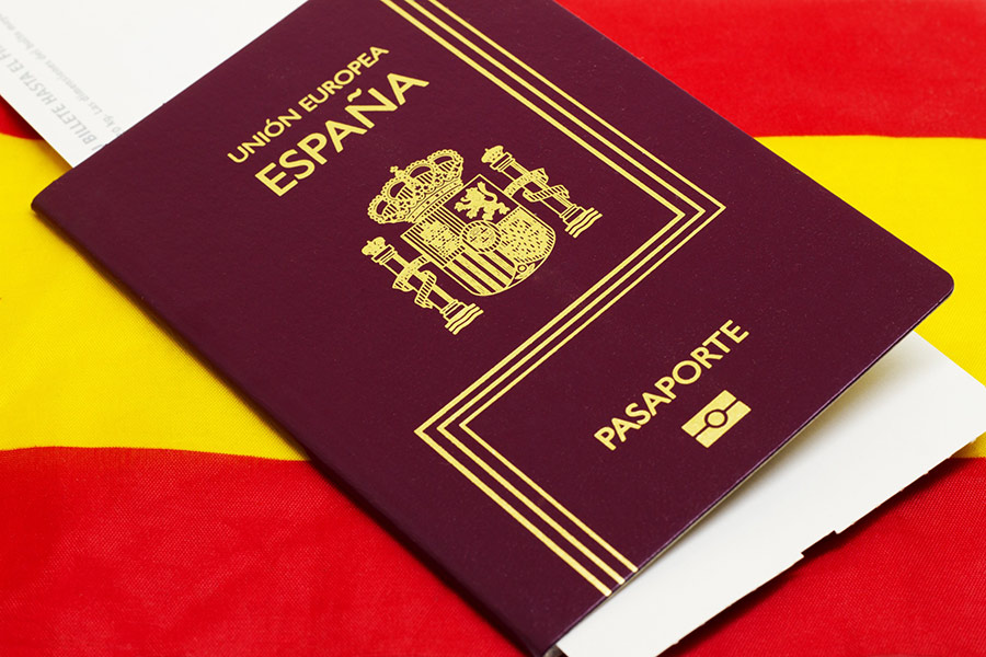 Pasaporte y bandera de España